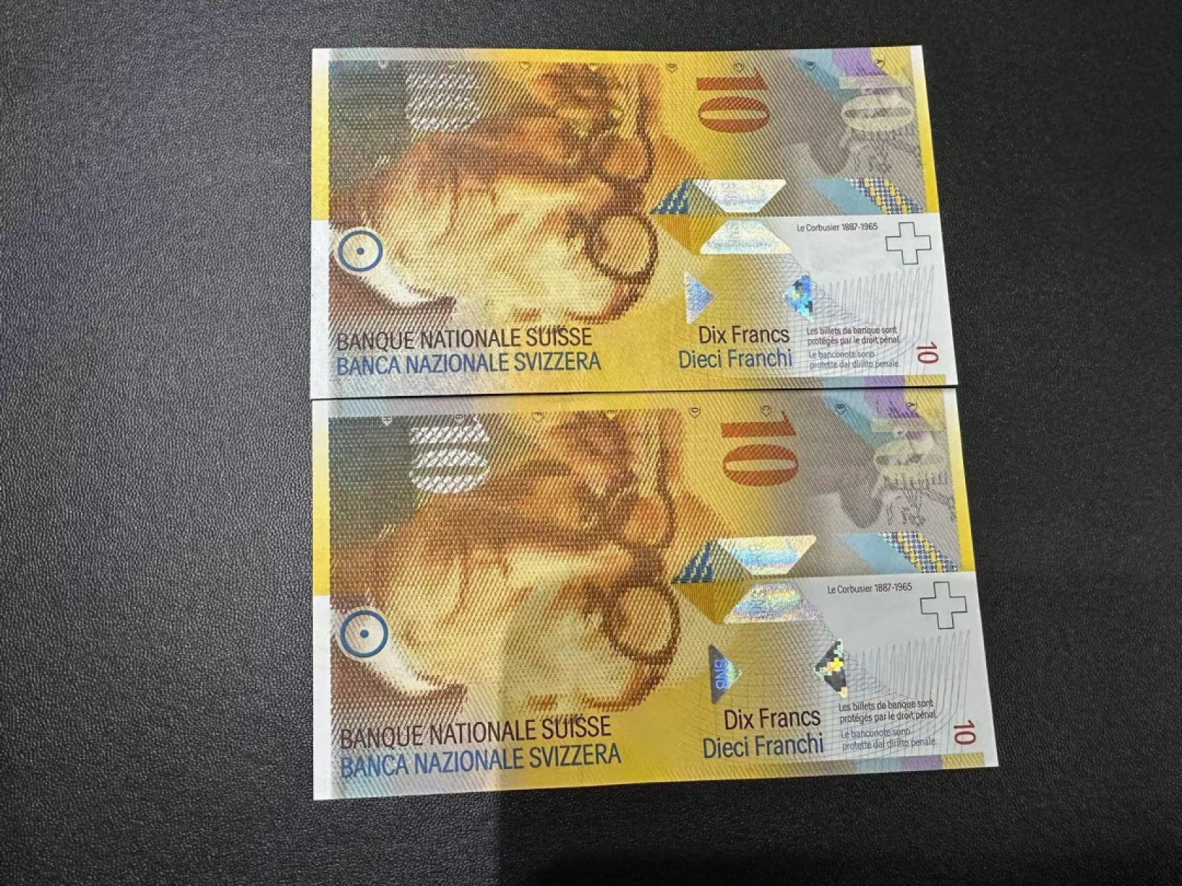 《外钞收藏家》第二百四十一期 瑞士人像版96年和13年10法郎 两张一起 全新UNC