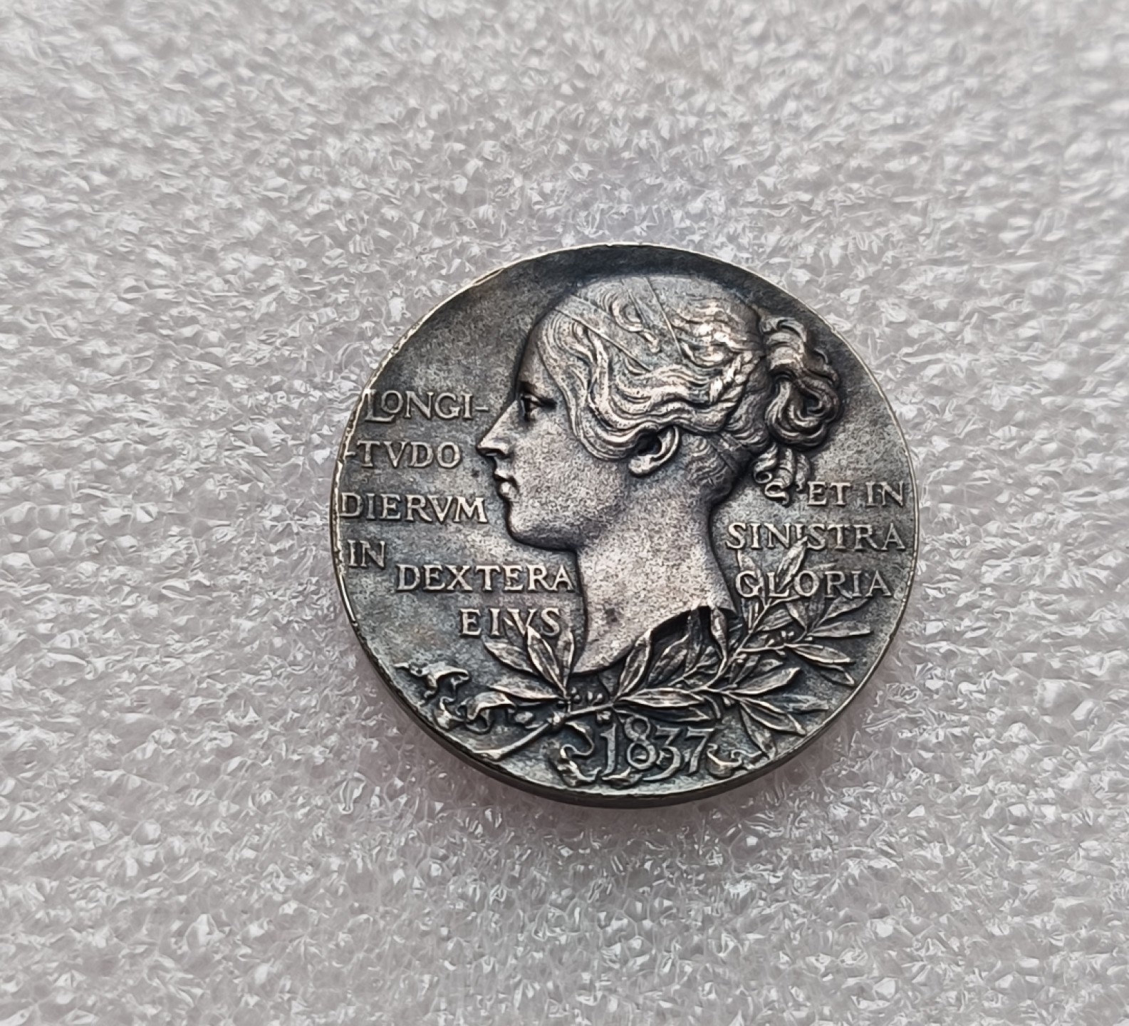 瓶子🏺第79期拍卖会 1897年英国维多利亚登基60周年小银章直径26mm重量9.7g