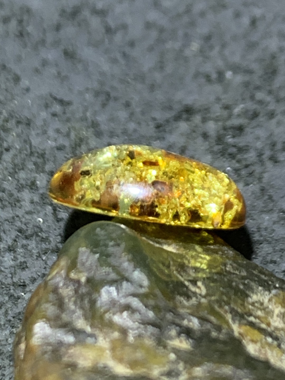 精美乌克兰花珀戒面一个，