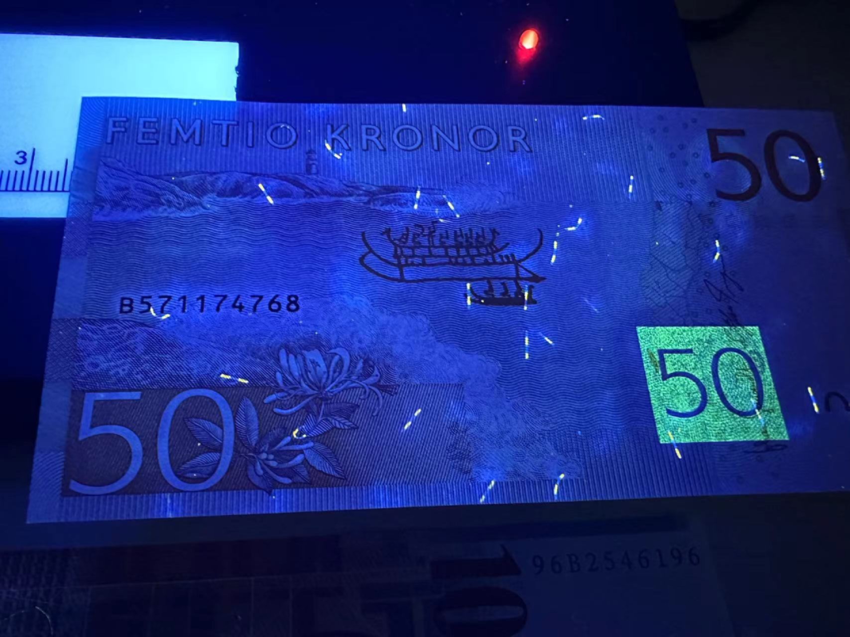 《外钞收藏家》第二百四十一期 丹麦桥版50克朗 全新  瑞典50克朗 全新 荧光不舒服 疑似有潮