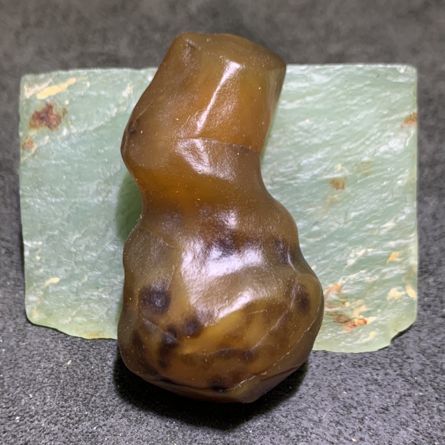 放福利！精美天然酒红色阿拉善玛瑙原石一颗，