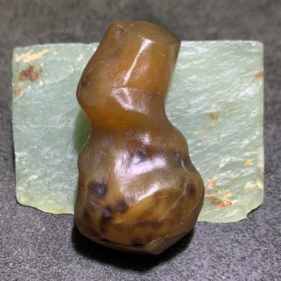 放福利！精美天然酒红色阿拉善玛瑙原石一颗， - 放福利！精美天然酒红色阿拉善玛瑙原石一颗，