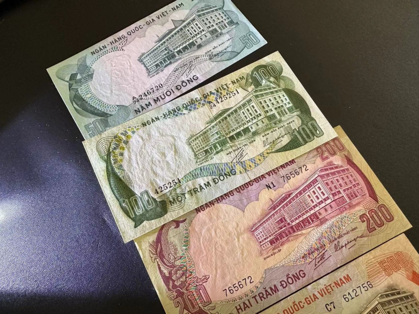 《外钞收藏家》第二百四十一期 越南50-1000盾 五张一起 500流通品 其他近全新 有潮 有瑕疵