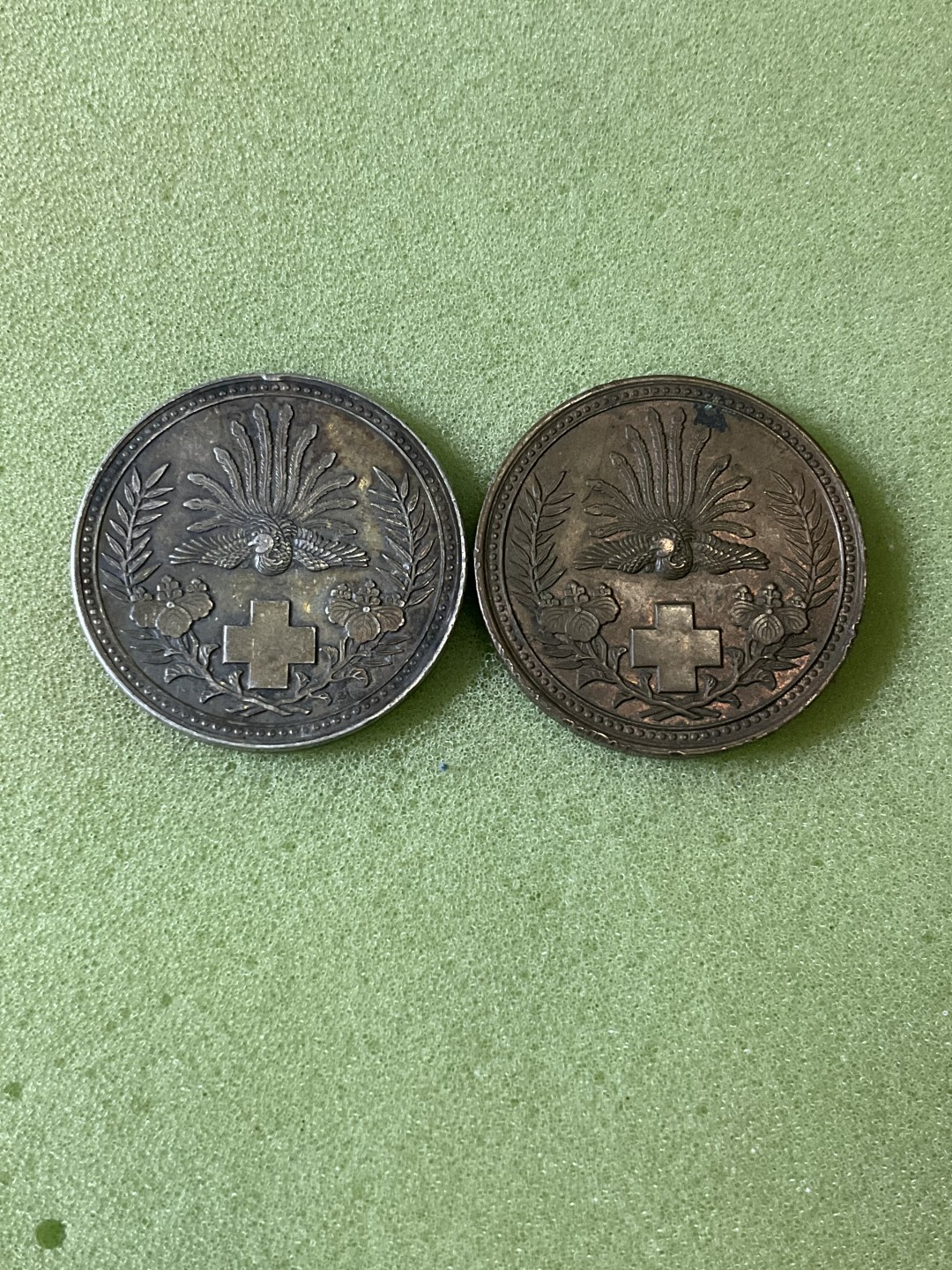 松山幣藏第6期拍卖 日章 赤十字 右边是铜左边银
