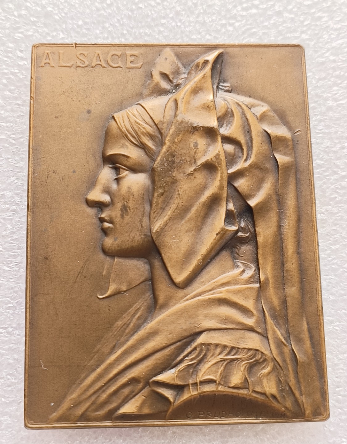 瓶子🏺第79期拍卖会 20世纪初法国阿尔萨斯少女矩形铜章尺寸50*67mm重量129.6g