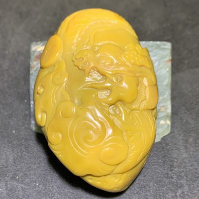 精美高润度冻料鸡油黄蒙料战国红玛瑙雕刻祥龙戏珠把件一个 - 精美高润度冻料鸡油黄蒙料战国红玛瑙雕刻祥龙戏珠把件一个