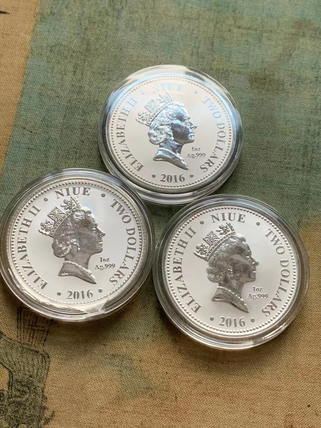博洋堂世界钱币拍卖第016期（全场包邮） 2016年纽埃猴年美猴王生肖纪念1盎司银套币 3枚套 上海美术电影制片厂经典形象，几代人的美好回忆 。新西兰造币厂铸造，31.3✘3=93.9克，999银，银价就近600了。原盒原包装，证书包装齐全，制作非常精美，不可多得的好东西，留做本命年纪念或过年给孩子礼物非常合适