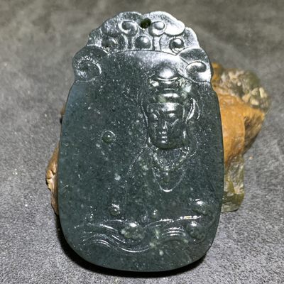 天然新疆和田青玉雕刻观音菩萨牌子一块， - 天然新疆和田青玉雕刻观音菩萨牌子一块，