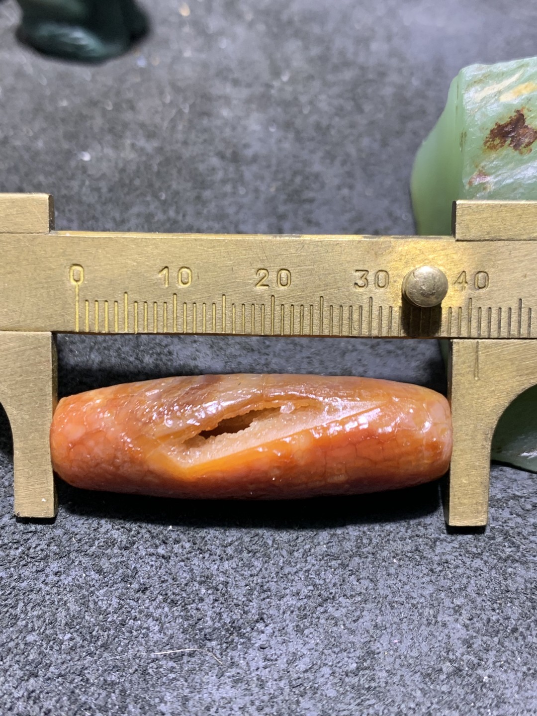 精美高玉化仿古风化纹玛瑙晶洞桶珠一颗 ，