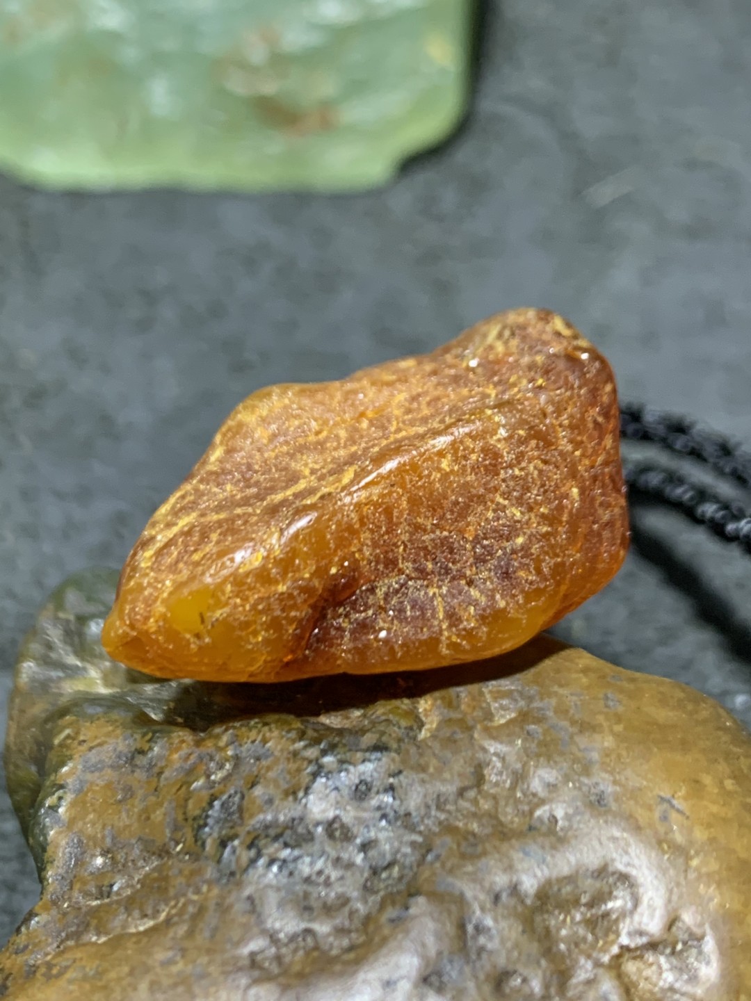 精品橘皮纹蜜蜡随形原石吊坠一块！