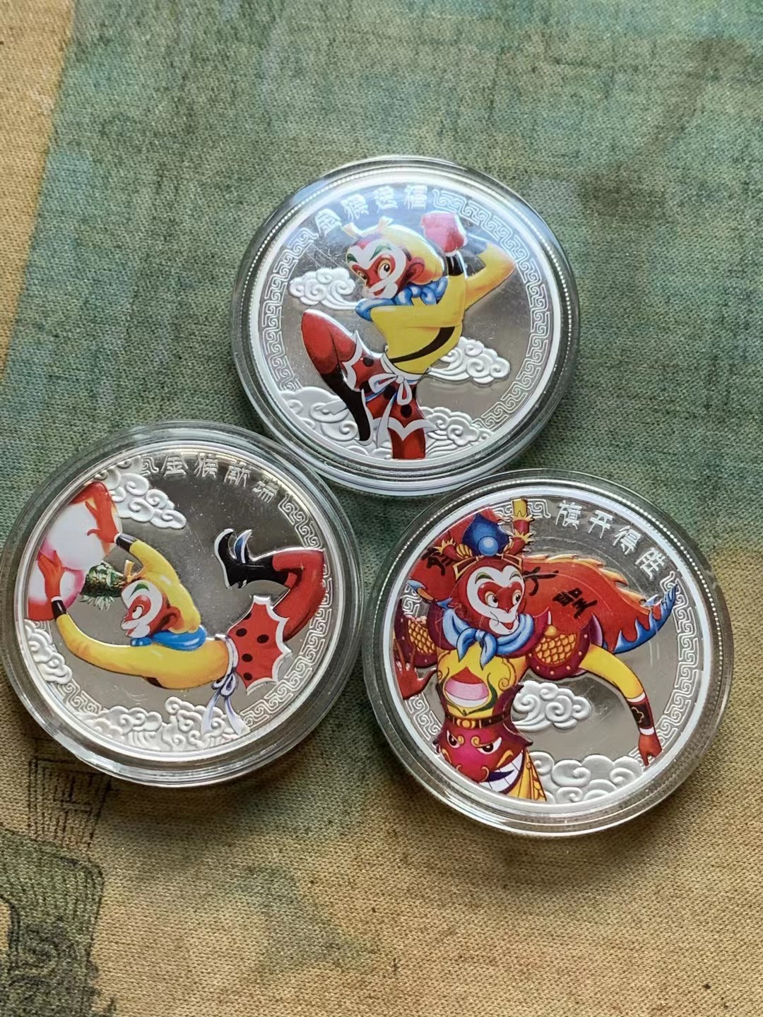 博洋堂世界钱币拍卖第016期（全场包邮） 2016年纽埃猴年美猴王生肖纪念1盎司银套币 3枚套 上海美术电影制片厂经典形象，几代人的美好回忆 。新西兰造币厂铸造，31.3✘3=93.9克，999银，银价就近600了。原盒原包装，证书包装齐全，制作非常精美，不可多得的好东西，留做本命年纪念或过年给孩子礼物非常合适