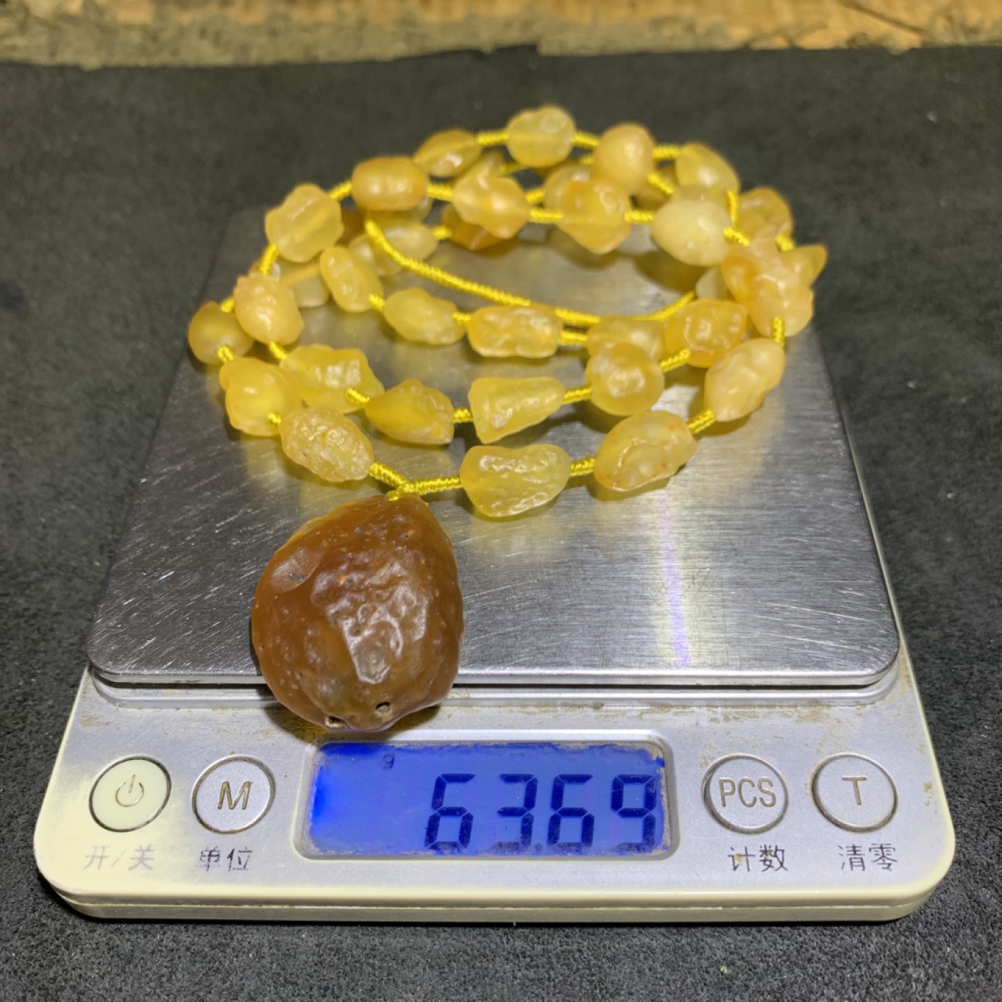 精美天然阿拉善玛瑙麻皮黄冰糖色项链加酒红色孔洞石吊坠项链一条，