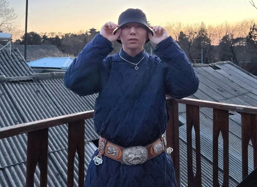 零元拍：《妖铃铃》电影原版海报。监制陈可辛，执导并主演吴君如，焦俊艳(饰演阿萍)，PAPI酱(饰演李菊花)，阿如那，五位亲笔签名。尺寸：284X418MM