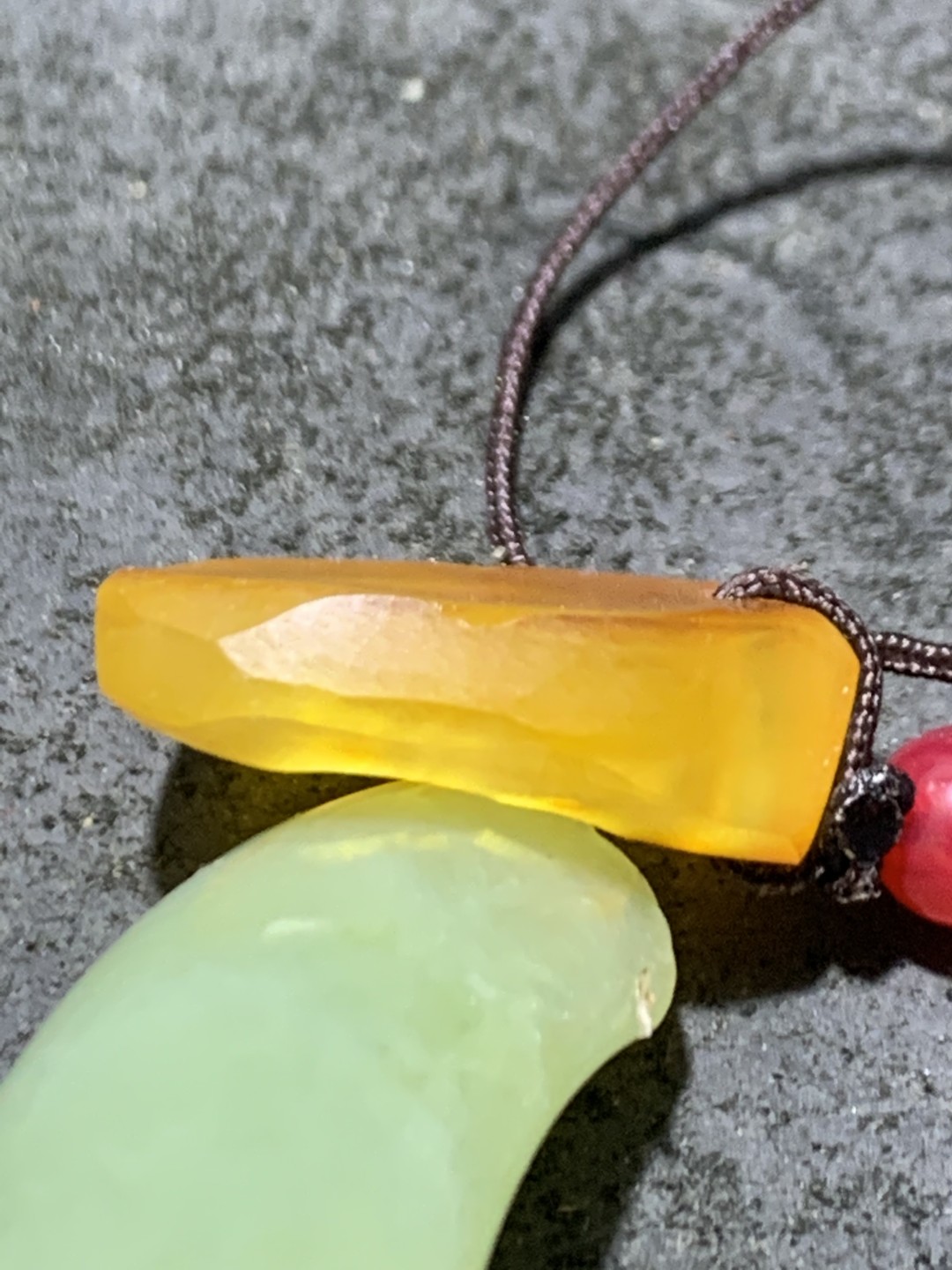 精美天然乌克兰蜜蜡原石雕刻弥勒佛手机挂件(包挂)一个，