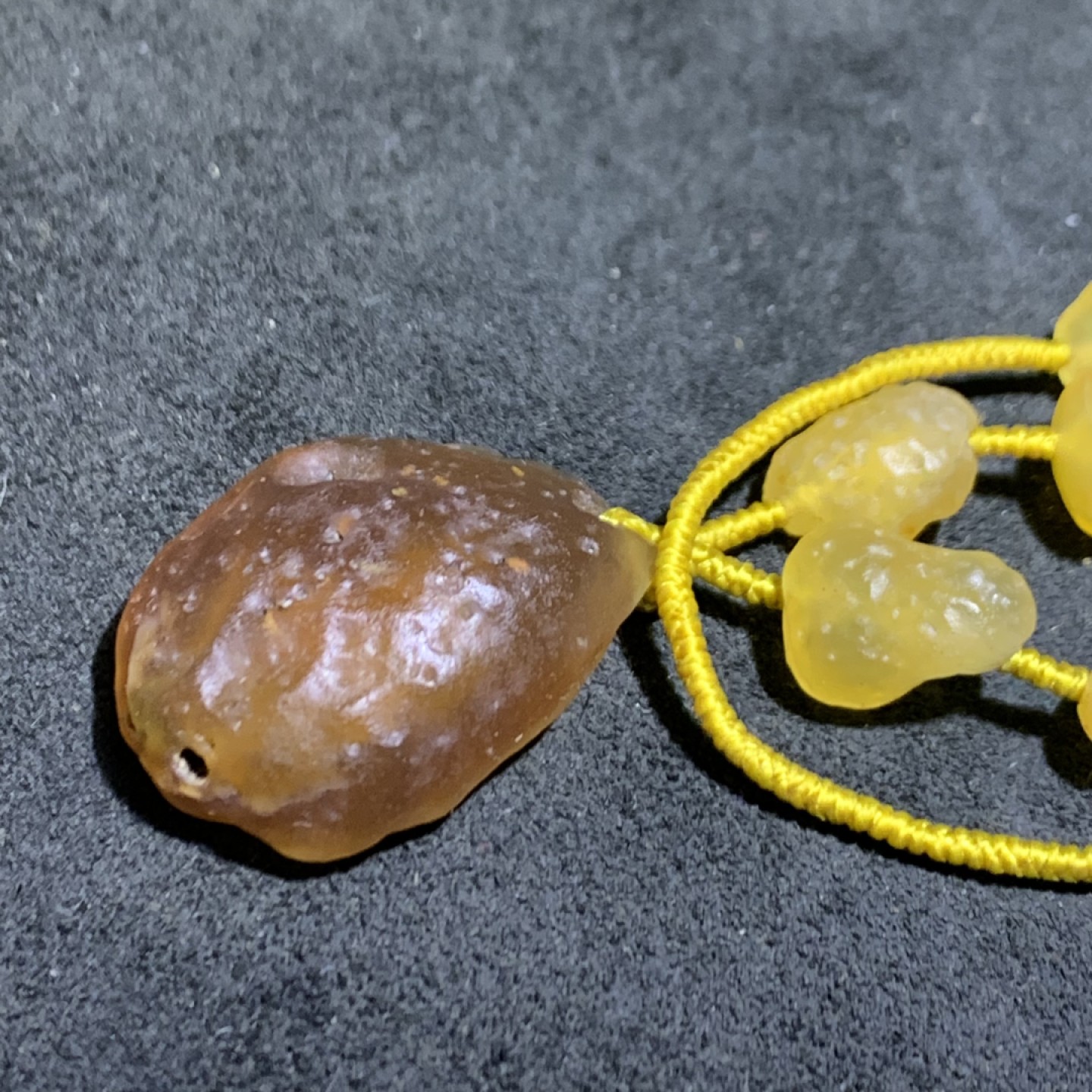精美天然阿拉善玛瑙麻皮黄冰糖色项链加酒红色孔洞石吊坠项链一条，