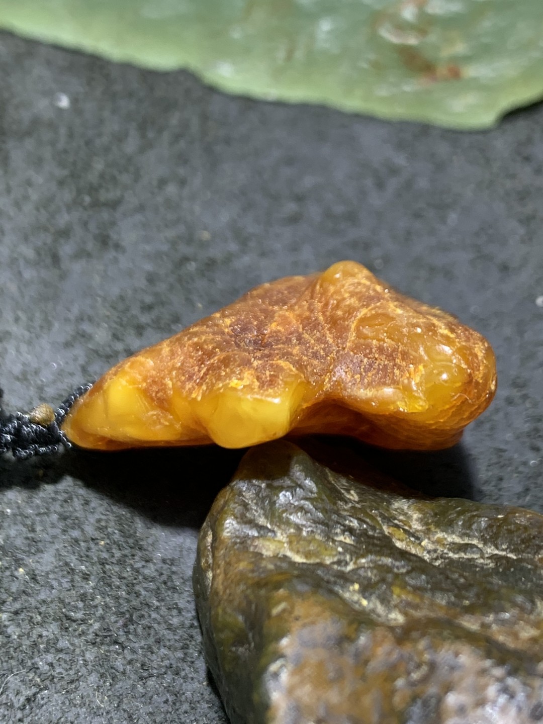精品橘皮纹蜜蜡随形原石吊坠一块！