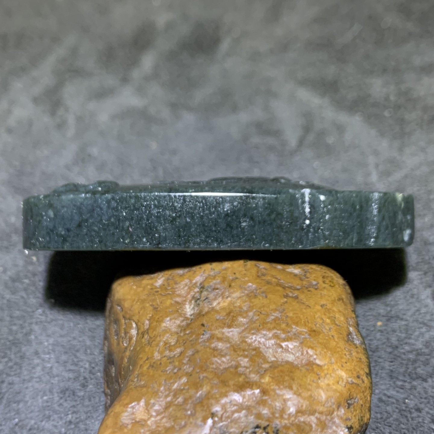 天然新疆和田青玉雕刻观音菩萨牌子一块，
