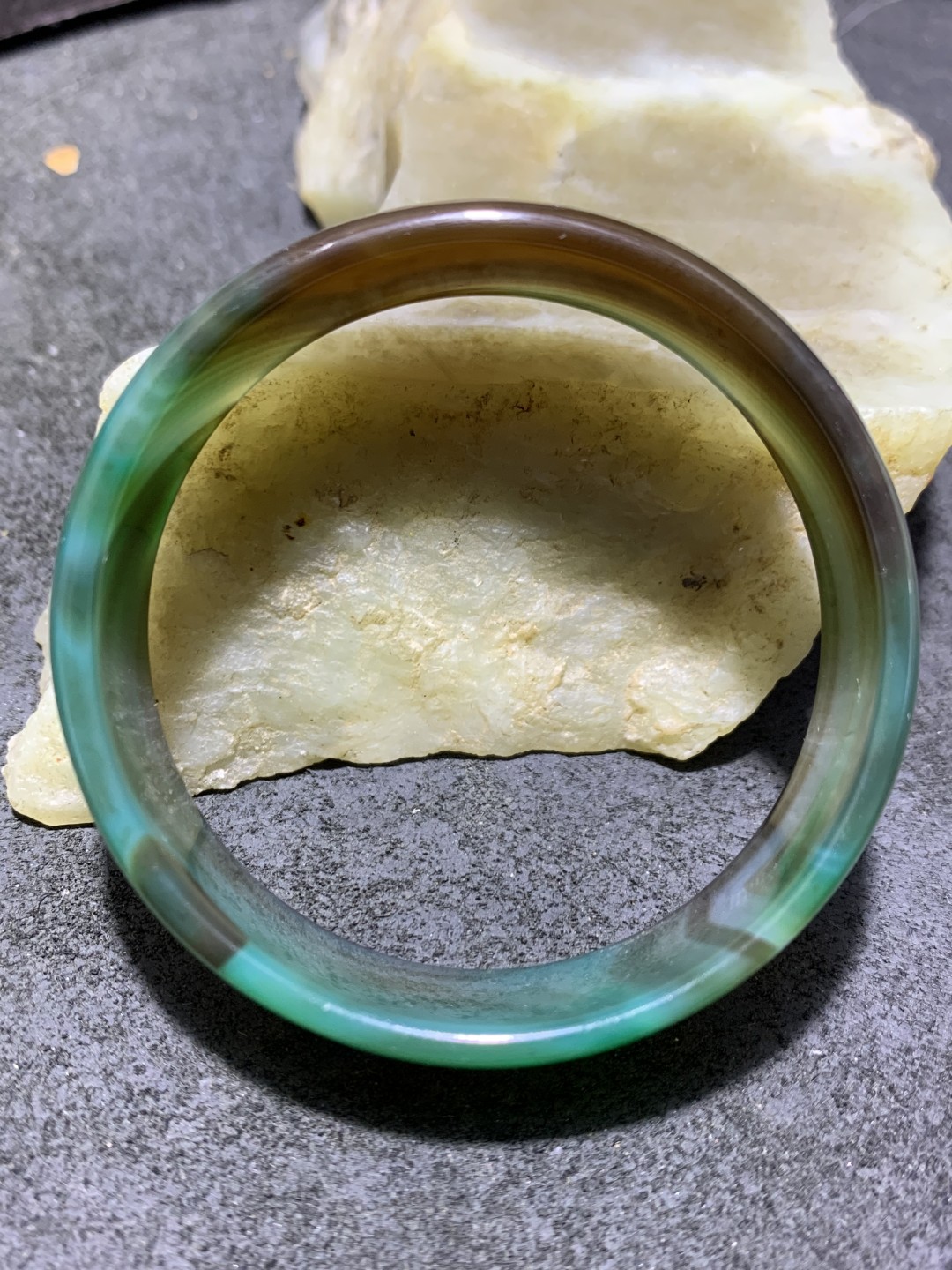 精美缠丝玛瑙小手镯一只，