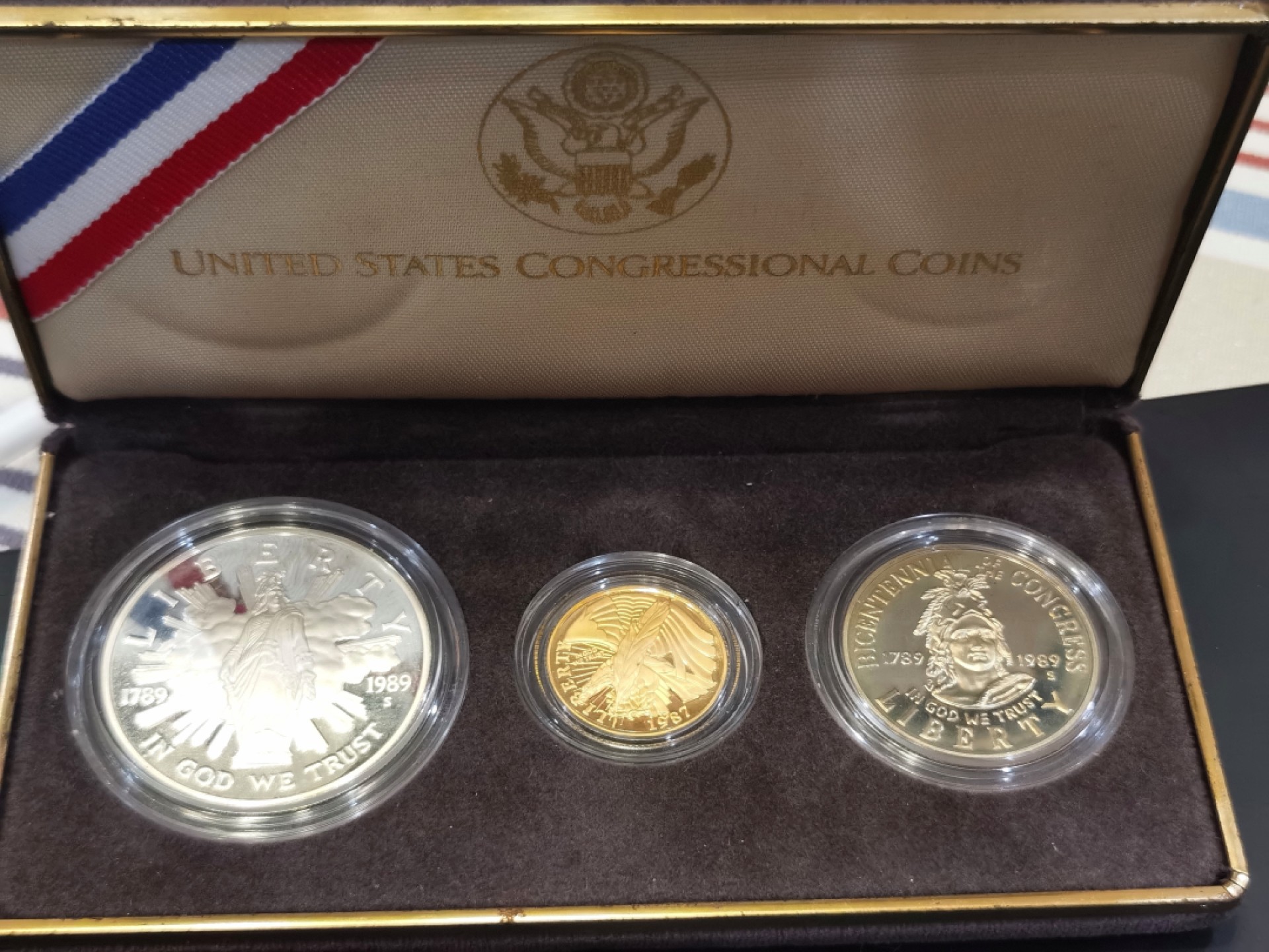 博洋堂世界钱币拍卖第016期（全场包邮） 美国国会原盒套币 世界硬币大赛最受欢迎币&最佳历史意义币 内含1987年宪法5美元金币1枚 金币重8.359g 900金、1989年26.7克1美元银币1枚、1989年1美元镍币1枚
