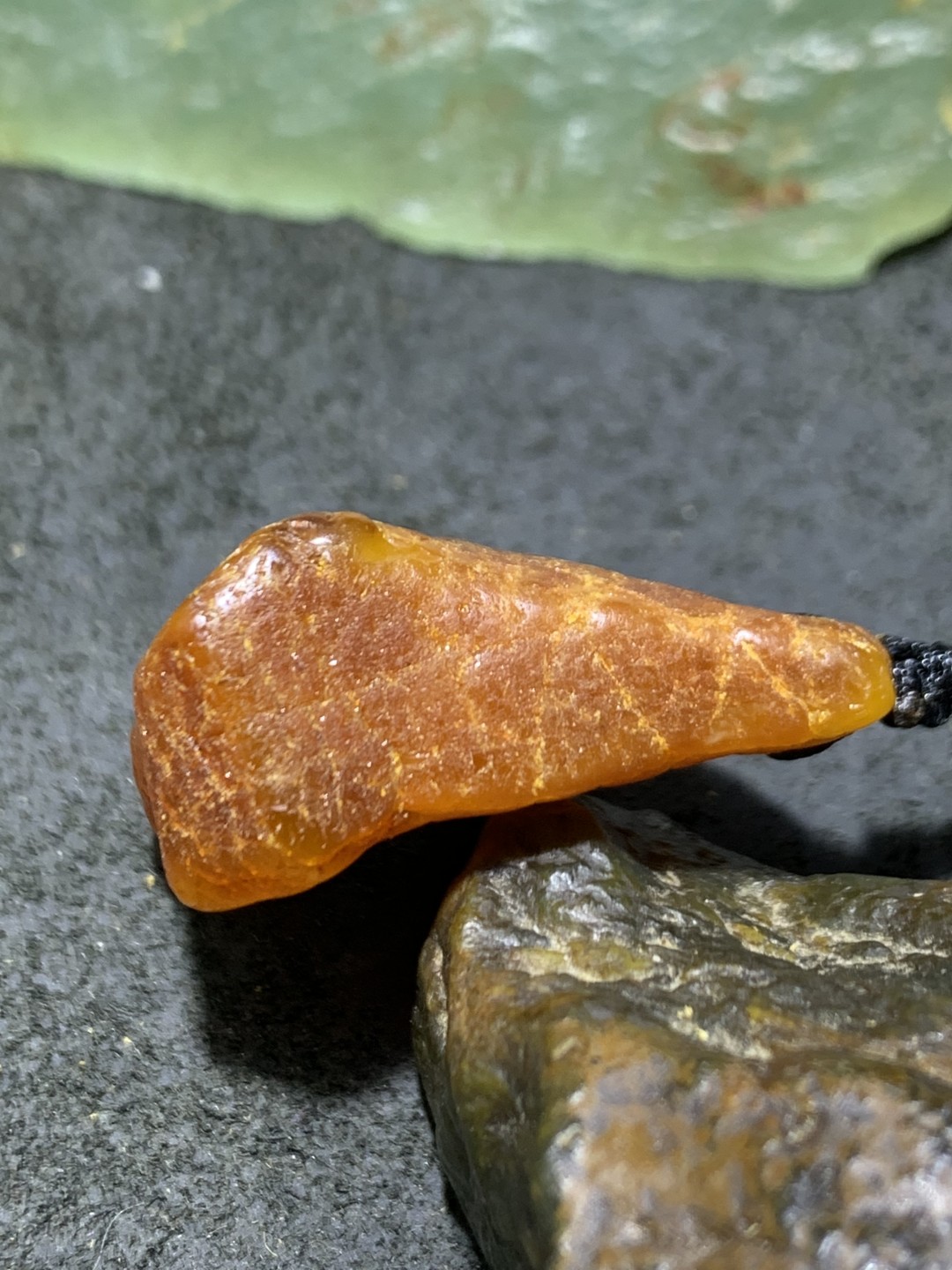 精品橘皮纹蜜蜡随形原石吊坠一块！