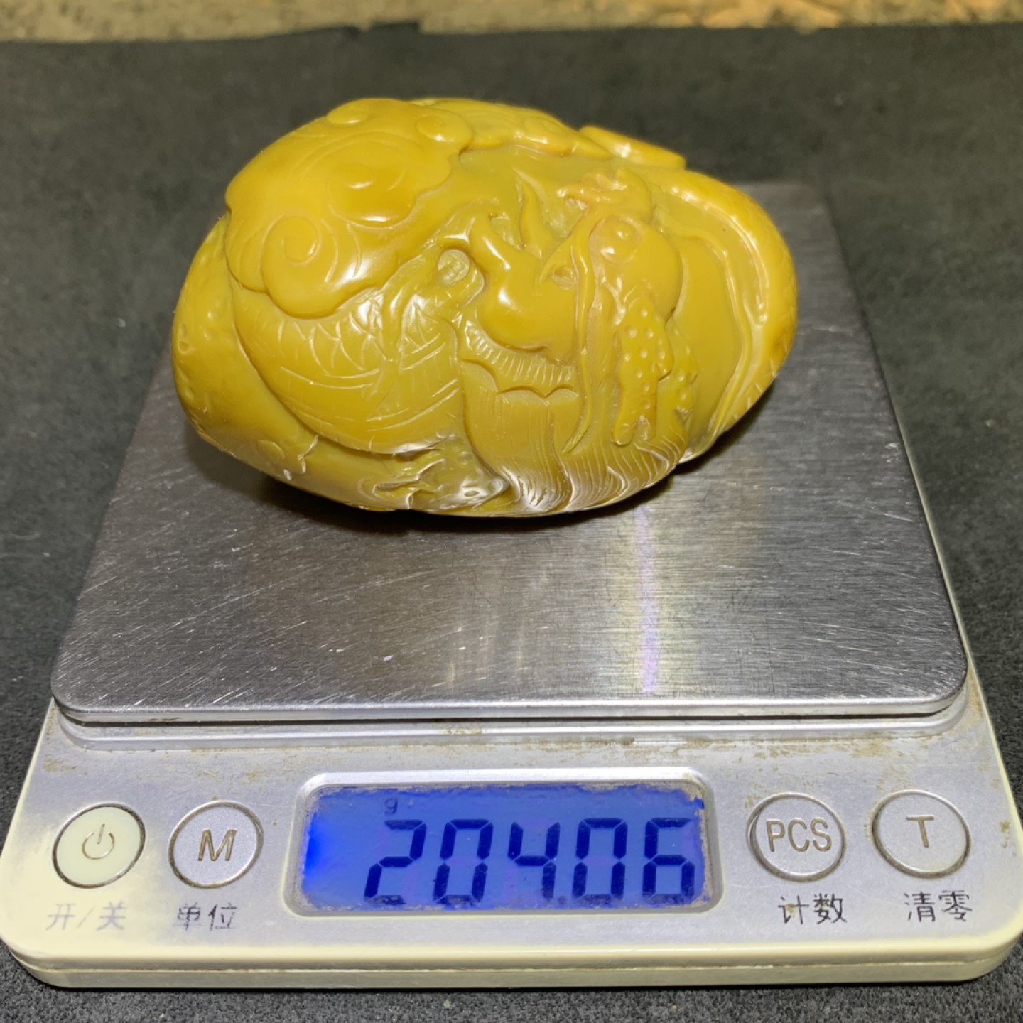 精美高润度冻料鸡油黄蒙料战国红玛瑙雕刻祥龙戏珠把件一个