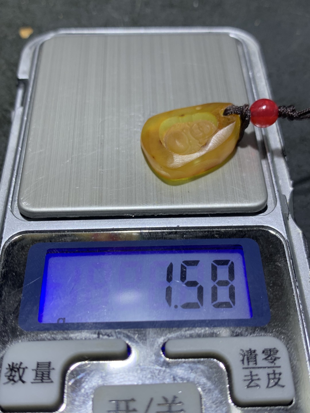 精美天然乌克兰蜜蜡原石雕刻弥勒佛手机挂件(包挂)一个，
