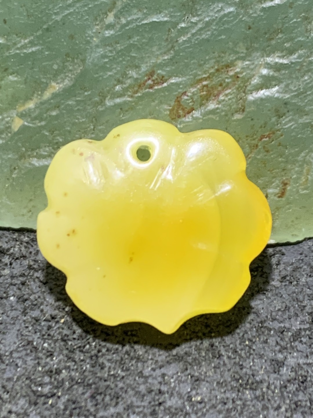天然俄料蜜蜡雕刻福字随形吊坠一个，
