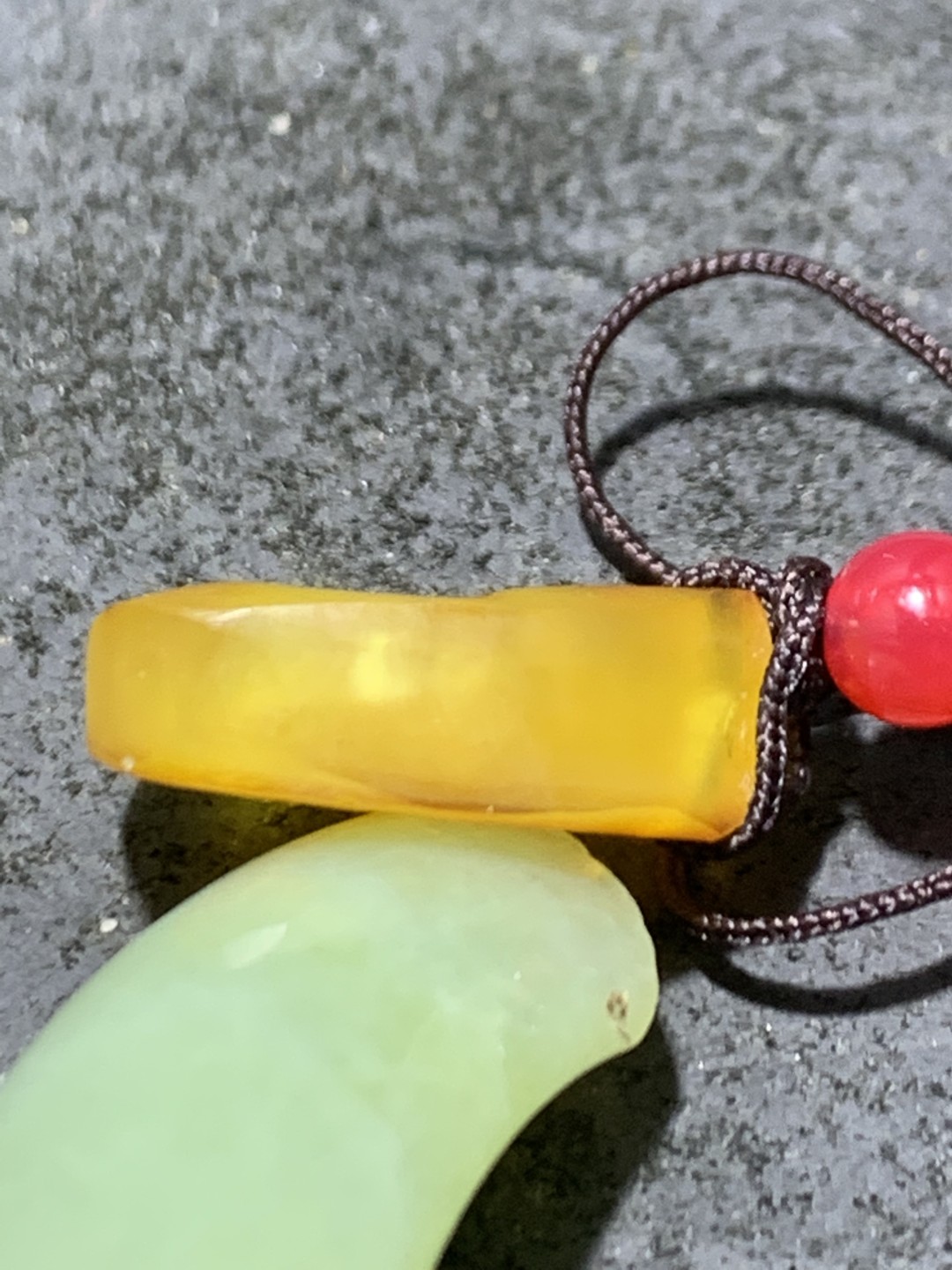 精美天然乌克兰蜜蜡原石雕刻弥勒佛手机挂件(包挂)一个，