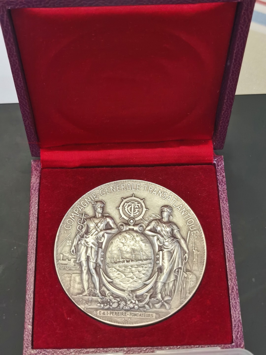 博洋堂世界钱币拍卖第016期（全场包邮） 1949-1974法国大西洋航运公司服务25周年原盒纪念大银章 直径68mm 重166g argent+菱形标 品相很棒 画面元素丰富
