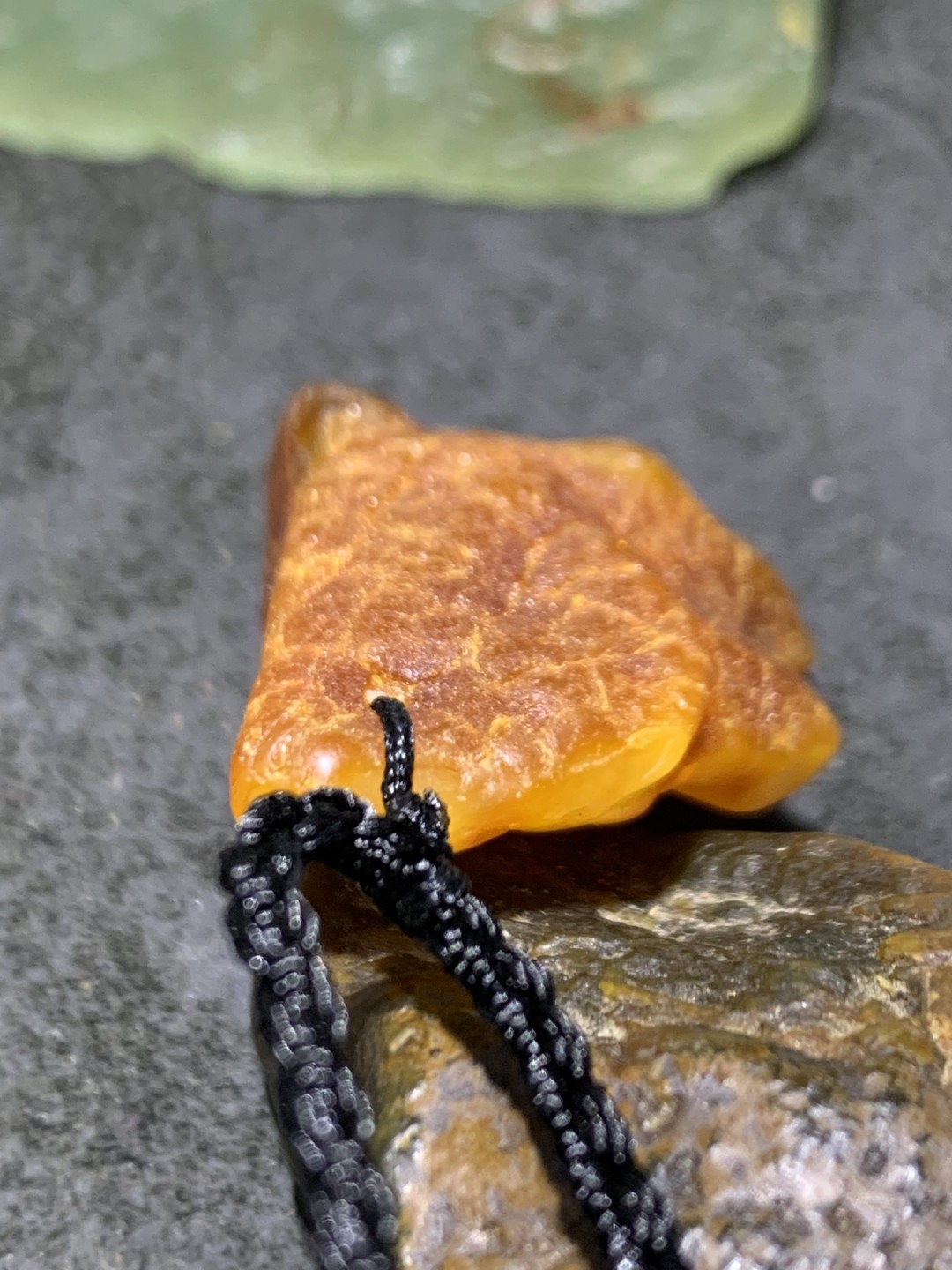 精品橘皮纹蜜蜡随形原石吊坠一块！