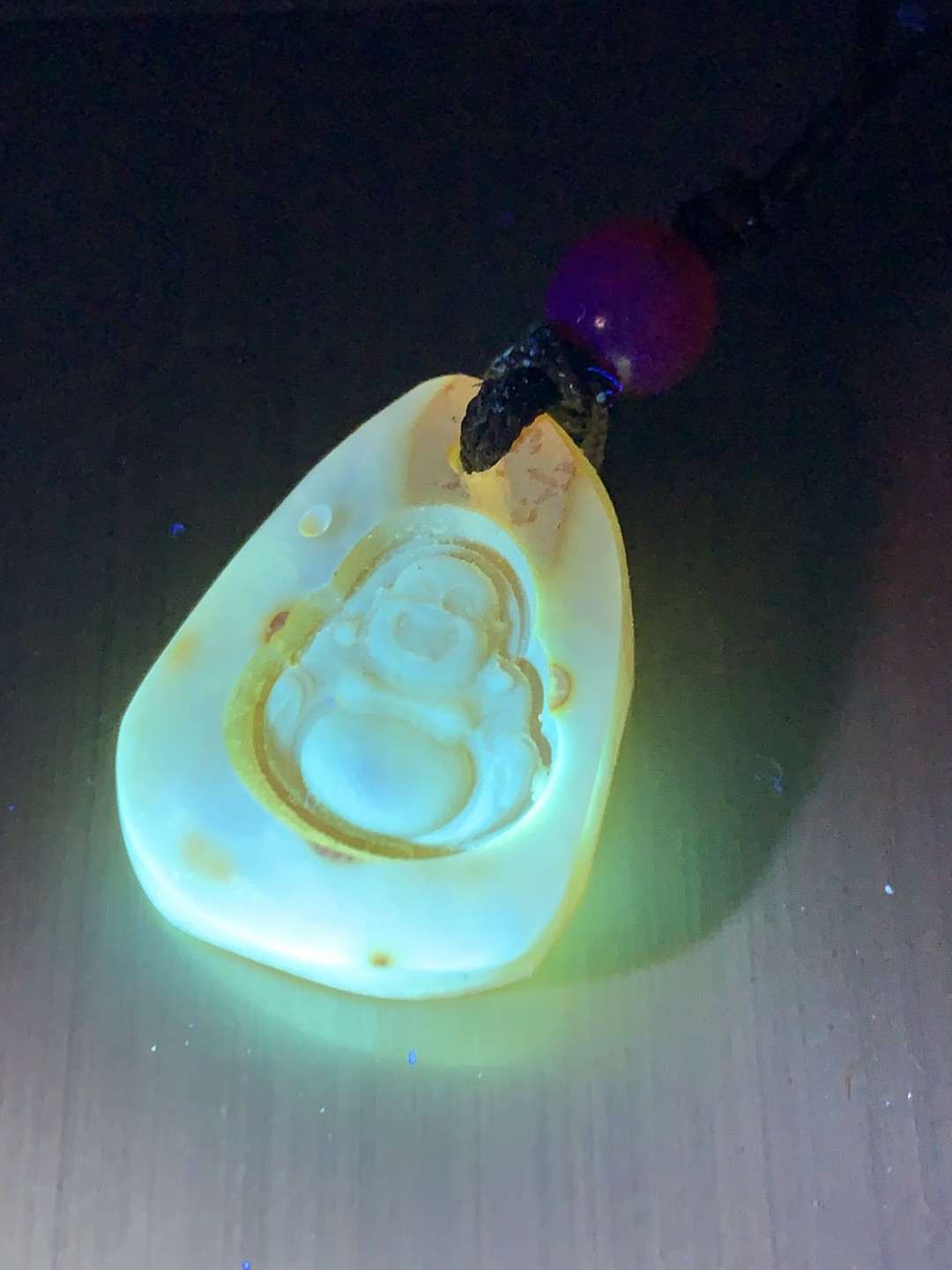 精美天然乌克兰蜜蜡原石雕刻弥勒佛手机挂件(包挂)一个，