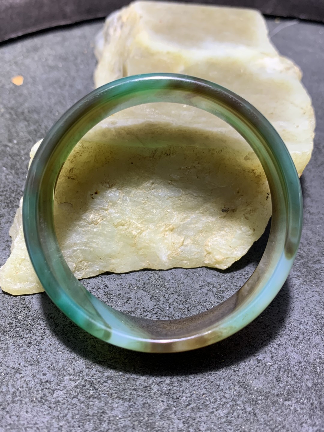 精美缠丝玛瑙小手镯一只，