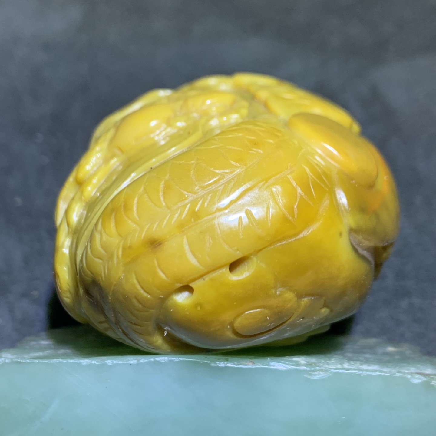 精美高润度冻料鸡油黄蒙料战国红玛瑙雕刻祥龙戏珠把件一个