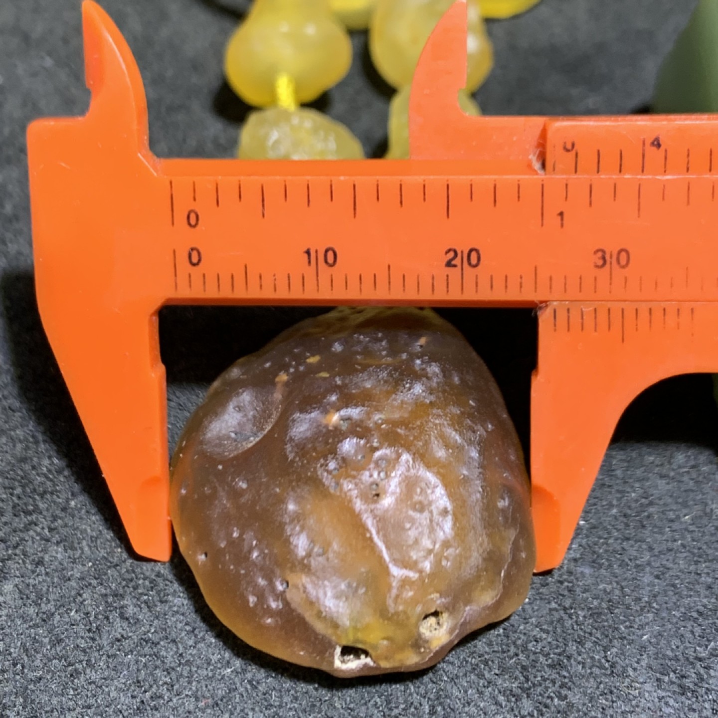 精美天然阿拉善玛瑙麻皮黄冰糖色项链加酒红色孔洞石吊坠项链一条，