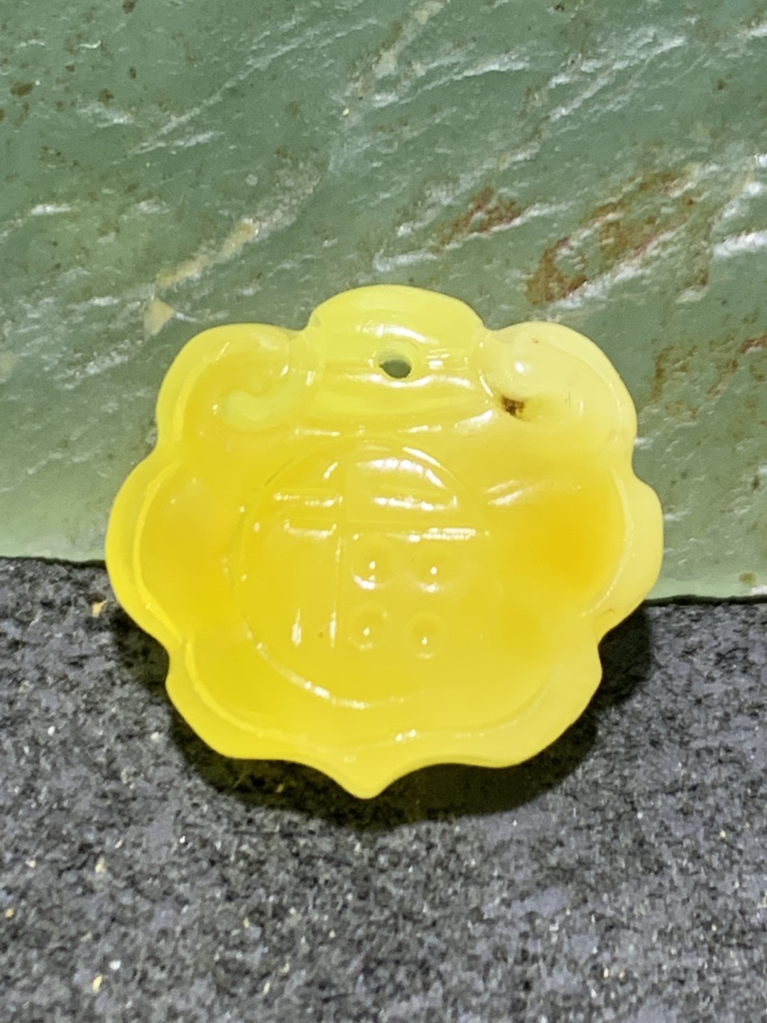 天然俄料蜜蜡雕刻福字随形吊坠一个，
