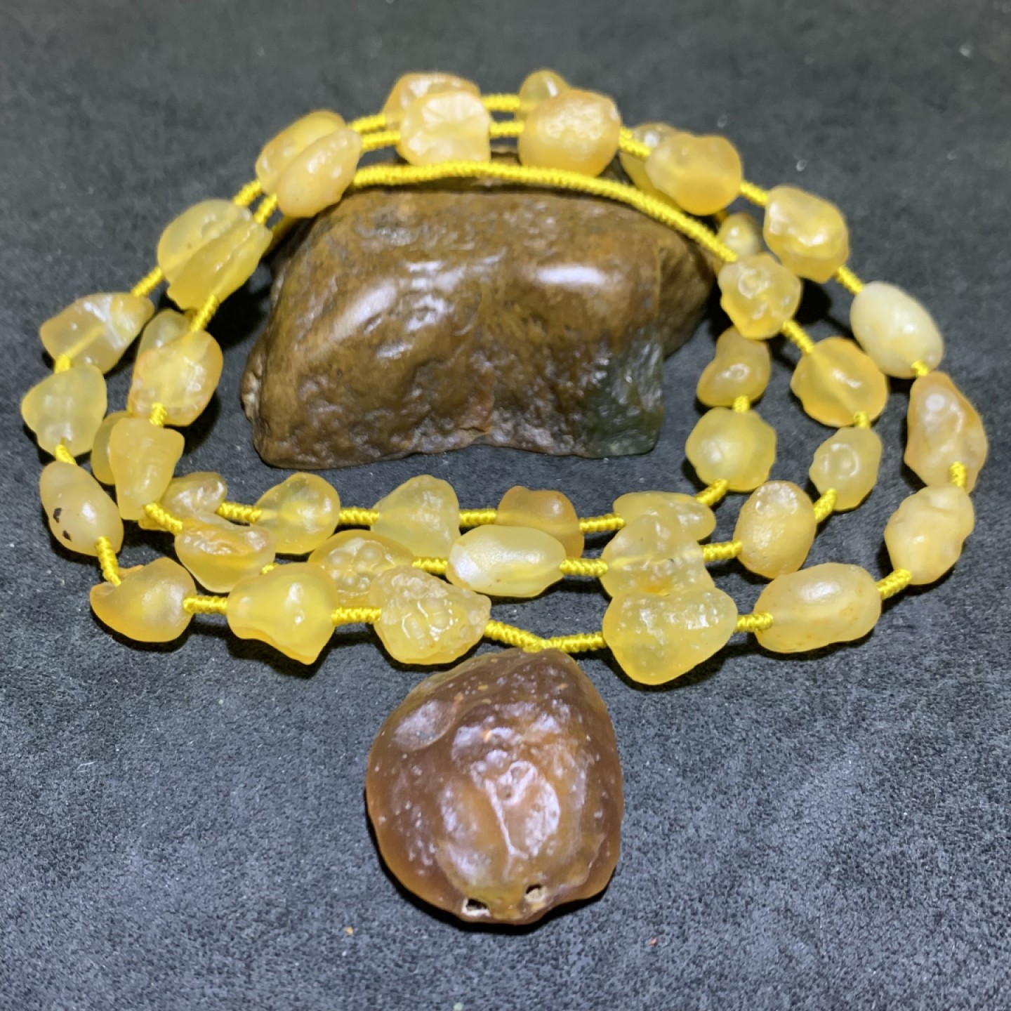 精美天然阿拉善玛瑙麻皮黄冰糖色项链加酒红色孔洞石吊坠项链一条，