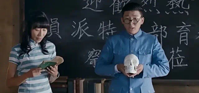 零元拍：《妖铃铃》电影原版海报。监制陈可辛，执导并主演吴君如，焦俊艳(饰演阿萍)，PAPI酱(饰演李菊花)，阿如那，五位亲笔签名。尺寸：284X418MM