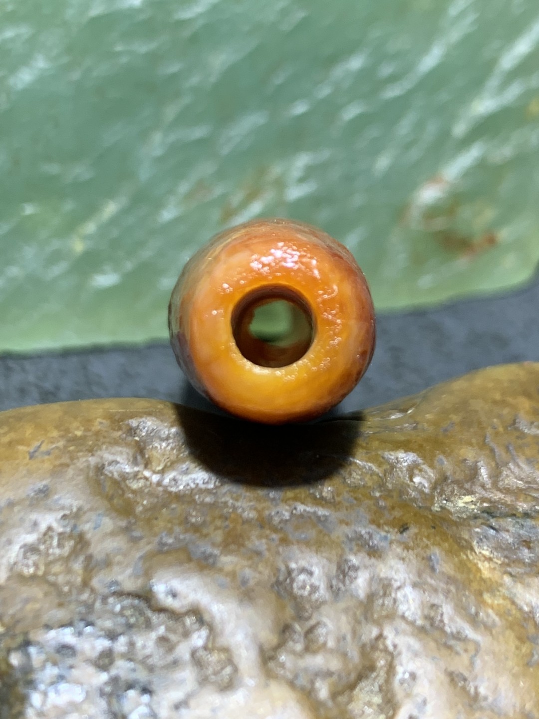精美高玉化仿古风化纹玛瑙晶洞桶珠一颗 ，