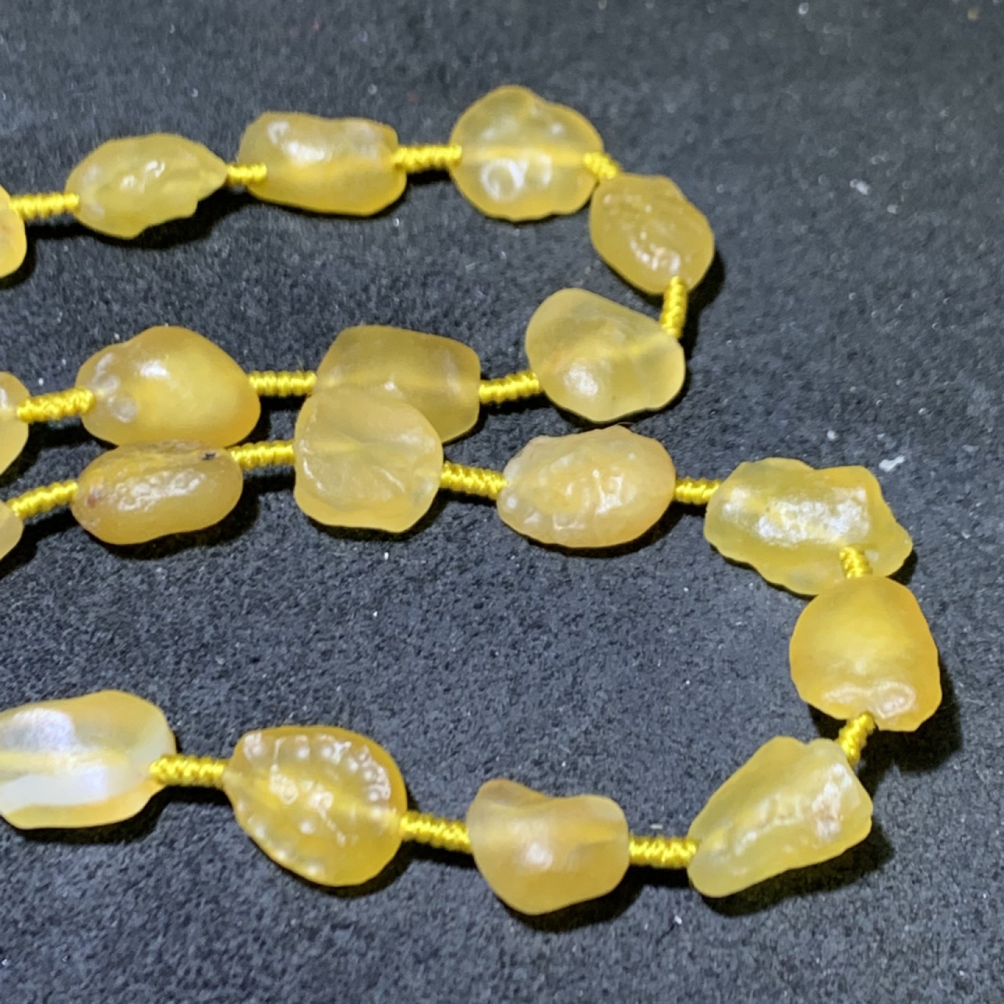 精美天然阿拉善玛瑙麻皮黄冰糖色项链加酒红色孔洞石吊坠项链一条，
