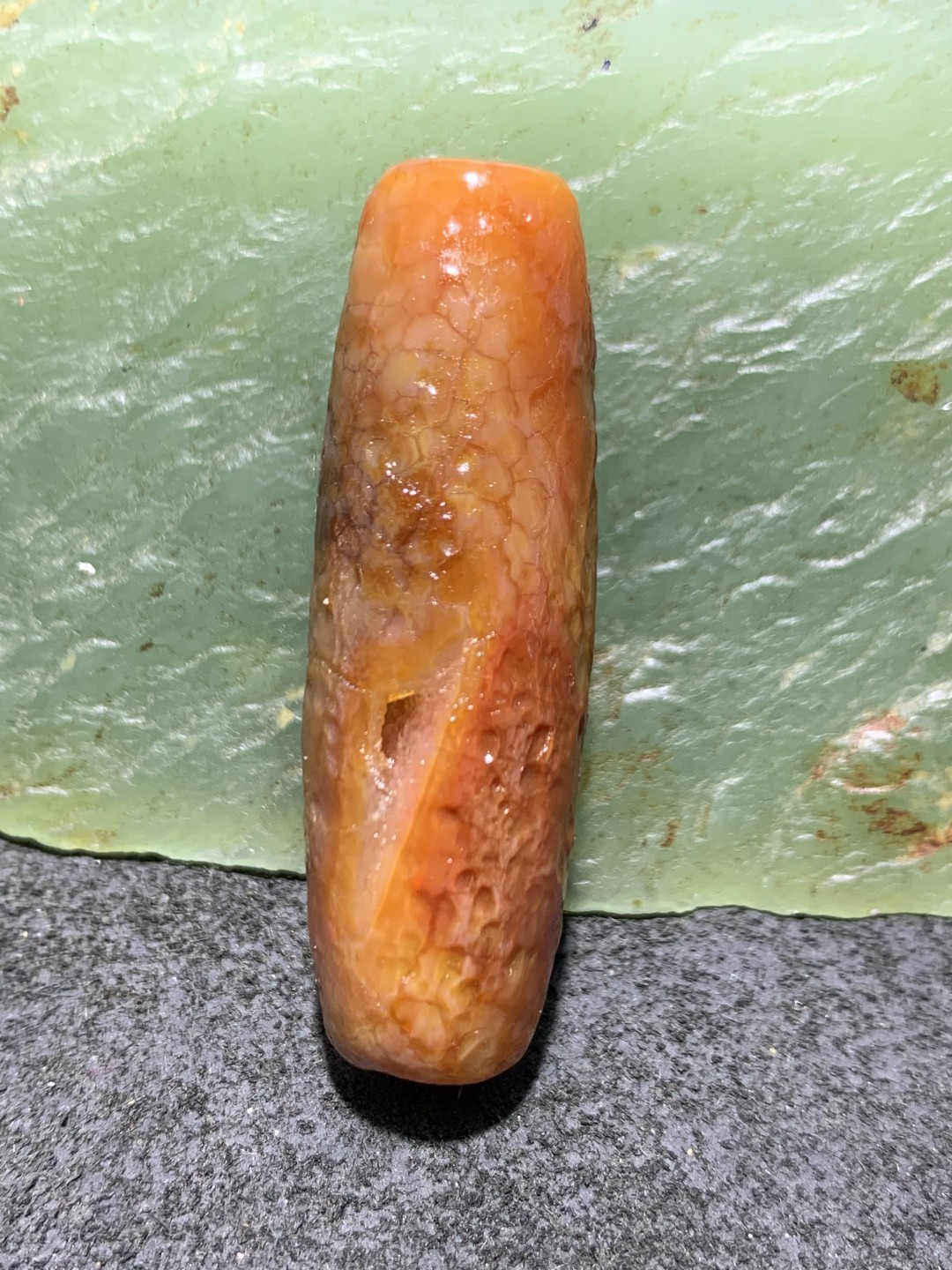 精美高玉化仿古风化纹玛瑙晶洞桶珠一颗 ，