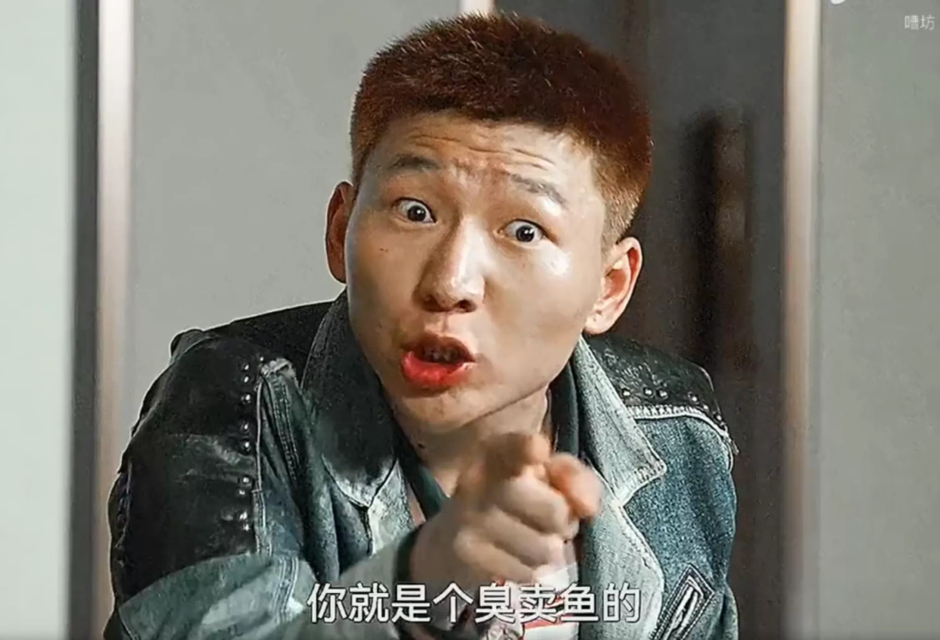零元拍：《妖铃铃》电影原版海报。监制陈可辛，执导并主演吴君如，焦俊艳(饰演阿萍)，PAPI酱(饰演李菊花)，阿如那，五位亲笔签名。尺寸：284X418MM