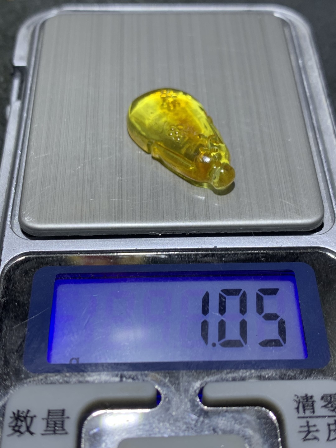 天然原皮乌克兰蜜蜡雕刻旗袍吊坠一个，