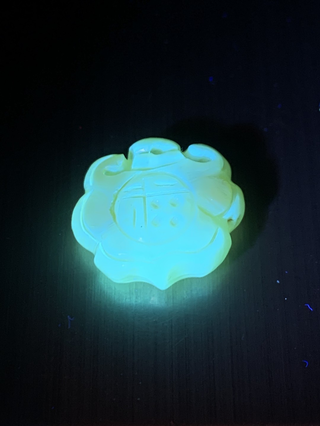 天然俄料蜜蜡雕刻福字随形吊坠一个，