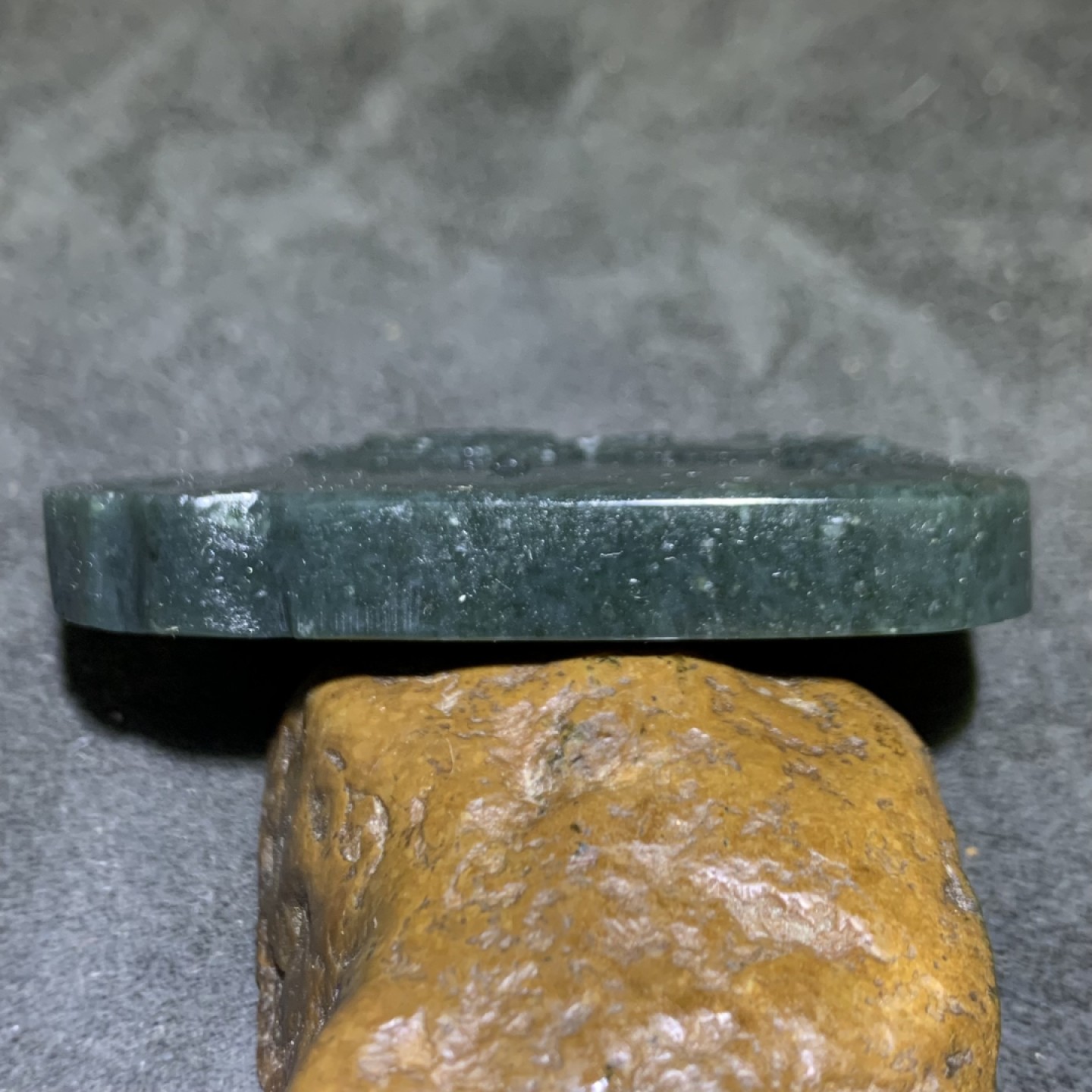 天然新疆和田青玉雕刻观音菩萨牌子一块，