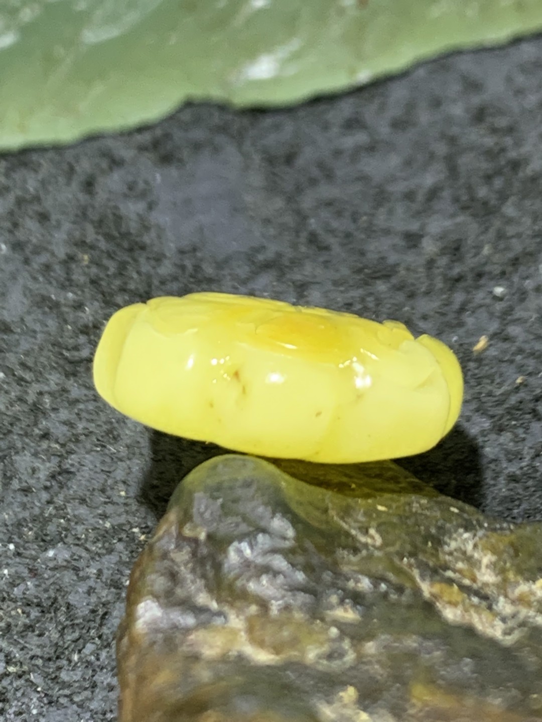 天然俄料蜜蜡雕刻福字随形吊坠一个，
