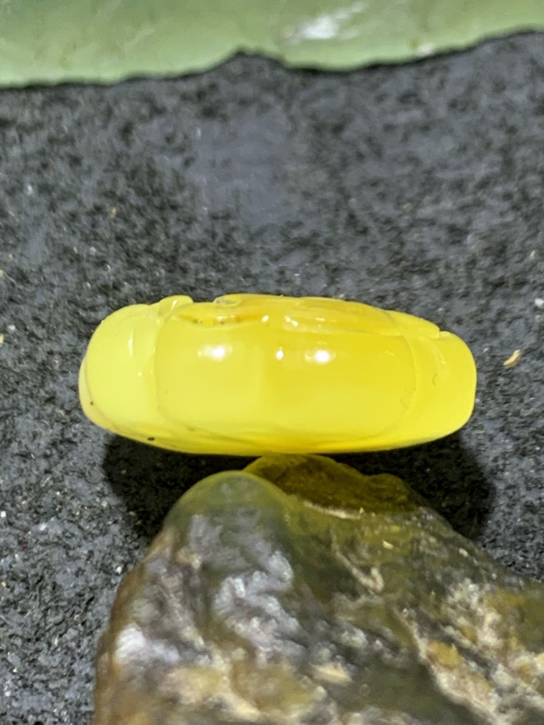 天然俄料蜜蜡雕刻福字随形吊坠一个，
