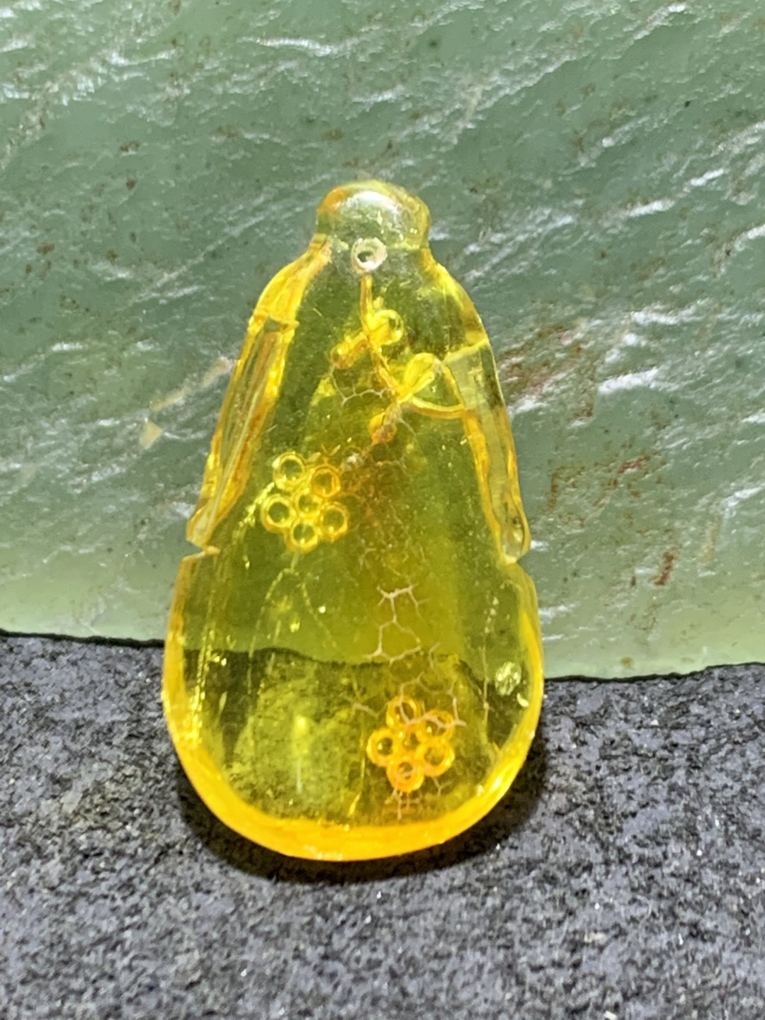 天然原皮乌克兰蜜蜡雕刻旗袍吊坠一个，
