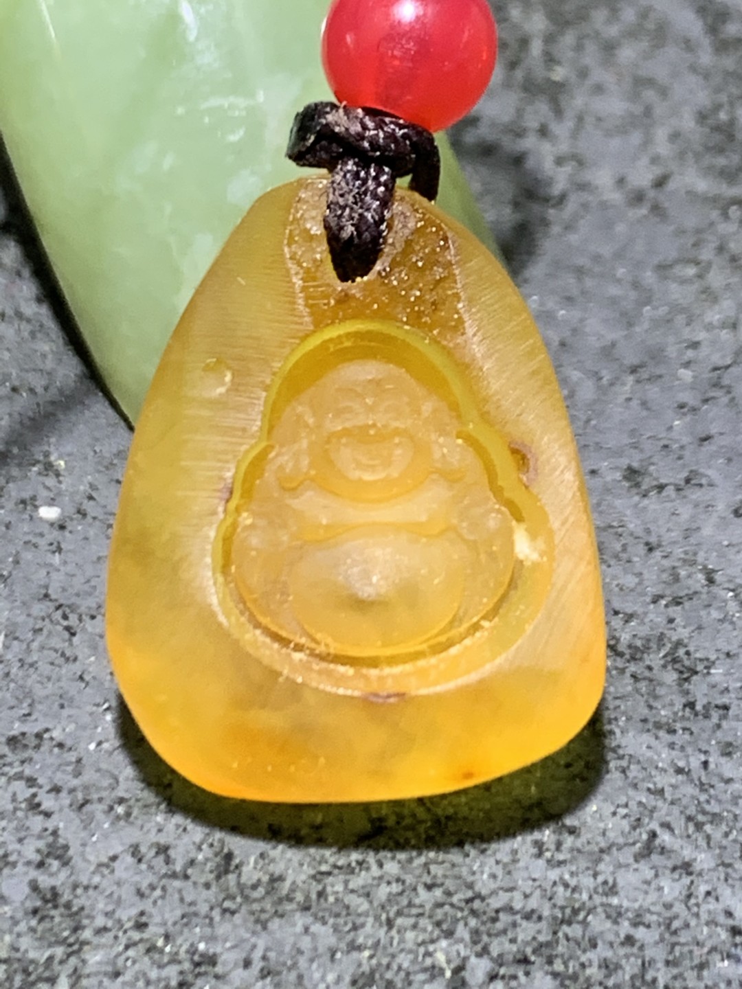 精美天然乌克兰蜜蜡原石雕刻弥勒佛手机挂件(包挂)一个，