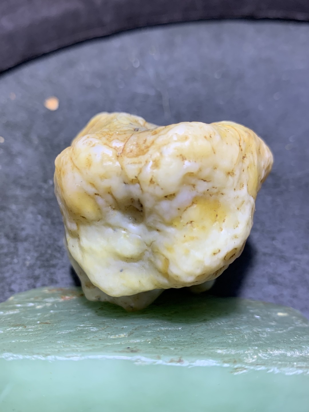精美戈壁高玉化鱼籽纹筋脉石原石把件，摆件一颗，