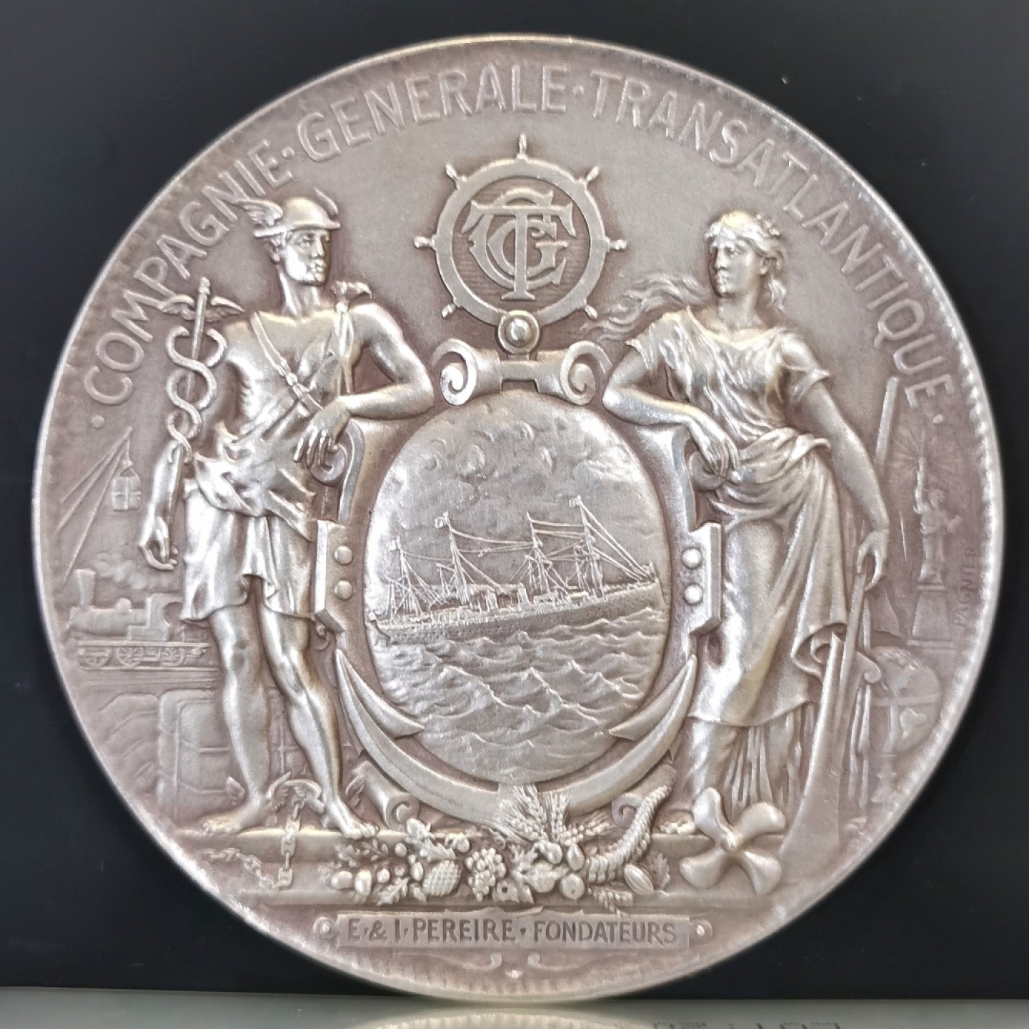 博洋堂世界钱币拍卖第016期（全场包邮） 1949-1974法国大西洋航运公司服务25周年原盒纪念大银章 直径68mm 重166g argent+菱形标 品相很棒 画面元素丰富
